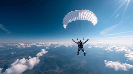 Uomo che si lancia con il paracadute