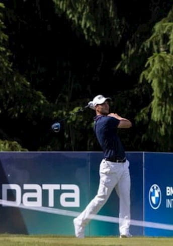 Ein Golfer, der auf einem Golfplatz einen Ball schlägt